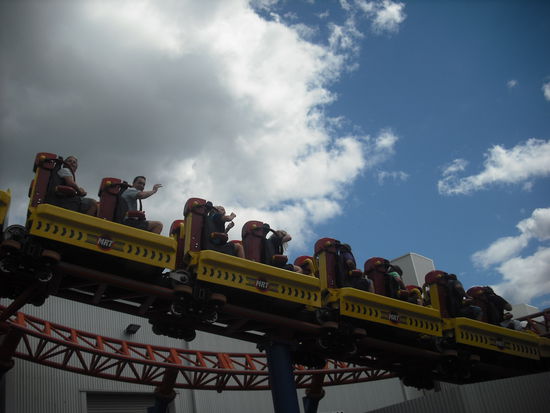 Tony hat es sich nicht nehmen lassen ungefaehr 50 mal mit dem selben Fahrgeschaeft zu fahren. Hier winkend bei 100kmh