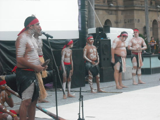 Eine Aborigineshow auf einem grossen Platz in Brisbane