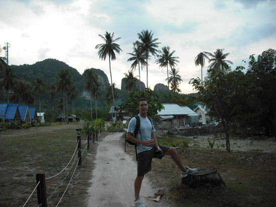 auf dem weg ins kleine dorf wo wir abendgegessen haben..