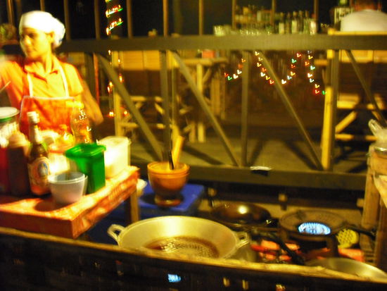 hier entsteht mein green curry unterm sternenhimmel..