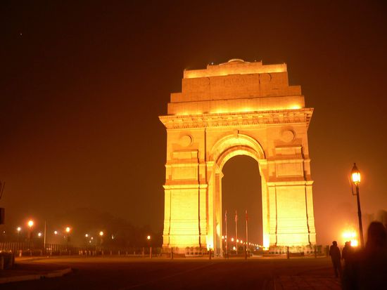 India-Gate 
Fast wie in Paris. Geht man hindurch die Strasse entalng ist man beim Parlament.
