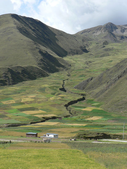 Landschaft bei Ayaviri auf dem Weg zum Titicacasee