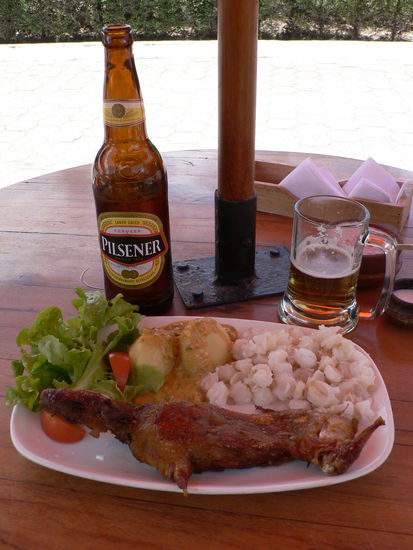 Cuy asado mit sowas wie eingeweichtem Popcorn