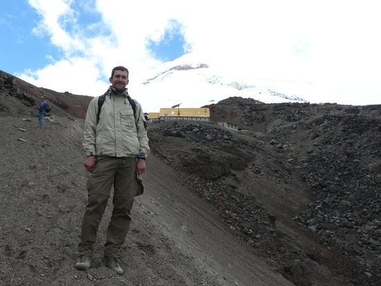 Blick auf den Gipfel mit Refugio bei 4900m