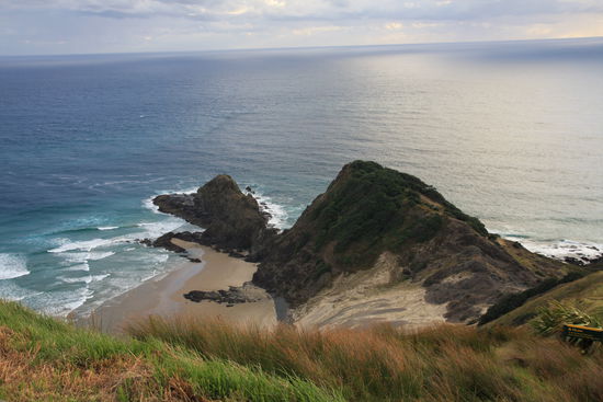 Cape Reinga, der Ort, welcher in der Maori-Mythologie einen ganz besonderen Platz einnimmt: Die Seelen Verstorbener verlassen hier das Land in Richtung Thre Kings Island. Wenn man den Platz durch ein Tor betritt, kann man Walgesängen lauschen. Es ist in der Tat ein mystischer Ort . Vorallem am frühen Morgen gegen 6.30 Uhr, wo man wirklich ganz allein ist...Momente, die man genießen und förmlich aufsaugen muss.