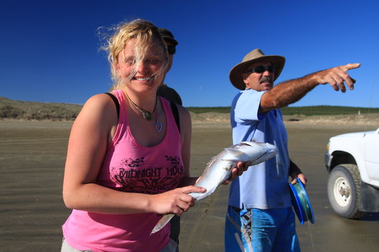 Ich hab nen Snapper in den Händen, fangfrisch. Der nette Kiwi meinte, ihn mir schenken zu müssen...der kommt abends aufm Grill...