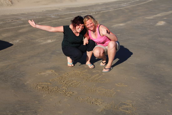 Mutti und Vati, könnt ihr das Gekraxel im sand lesen???
