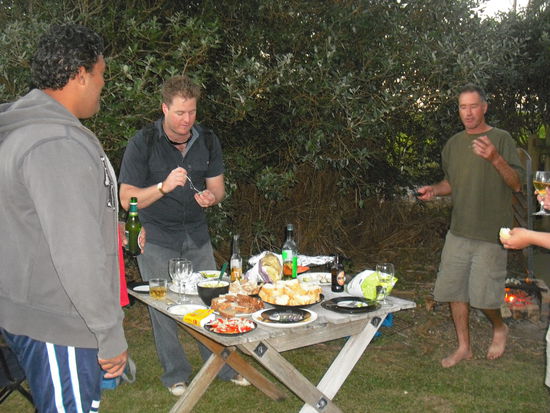 ...unser Barbecue am Abend auch. Frische Muscheln, Snapper und Chicken vom Grill. Wein aus Australien! Dips. Die ganze Pallette und am allerwichtigsten: Nette Leutchen
