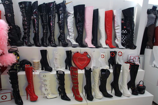 ...das ist Adelaide! Naja nich ganz, aber der Laden ist uns direkt am "Ortseingang" aufgefallen (soll ein Kostümladen sein, die hatten durchaus auch seriöse Verkleidungen 