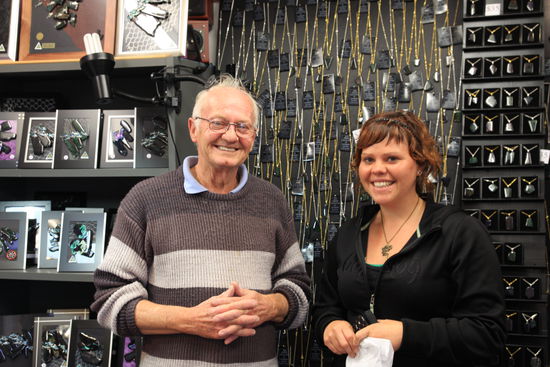 Ich hab den Namen von dem netten älteren Herrn leider vergesse. Aber hier haben wir Opale gekauft und er meint uns einfach paar mitgeben zu müssen. Die Aussies halt. Ganz und gar freundlich und liebenswert...immer wieder 