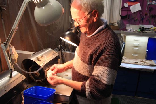 Opale (aus Antamuka, das is irgendwo im Outback-kurz vor der Grenze zum NT) werden hier geschliffen