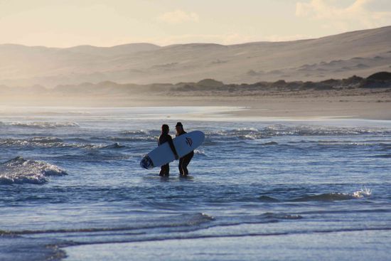 Belli is mit Billy Surfen geggangen und kann seitdem richtig gut aufm Brett stehn...