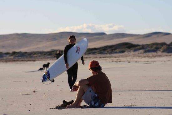 Belli nach ihrem Surf, am Strand wartet schon der Profi. Süß sind diese Surferjungs schon alle 