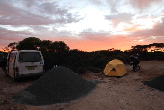 Am Bordervillage zwischen SA und WA. hier wird die Zeit um 45 min (von SA_Zeit aus) vor gedreht bevor sie dann in WA noch mal um 45 vor gestellt wird. Da kommt man völlig durcheinander. Also auf nach Western Australia... 