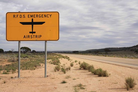 Landplatz auf dem Highway, für den Royal Flying Doctor Service