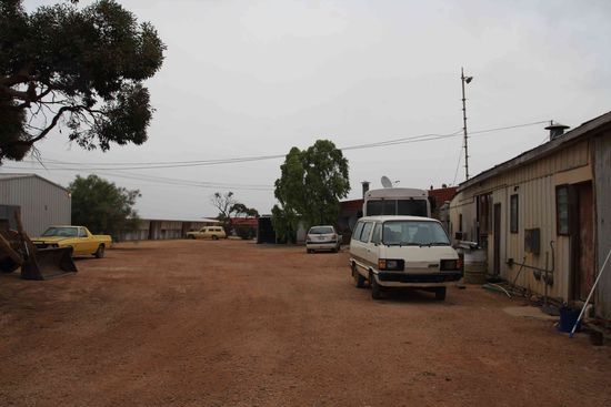 ...hinter einem Ratshaus. Das Wetter war nich gerade berauschend als wir die knapp 900 km von der Grenze SA nach Norseman gefahren sind. Regen, Sandstrurm alles gleichzeitig. Auf dem Weg is uns der Auspuff abgeflogen und hat ein ziemliches Loch in den Unterboden gebrandt, aber alles halb so wild. Wir sind damit noch locker 500 km weitergefahren 