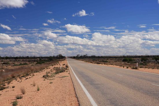 Durch die Nullarbor Plain führt die längste Geradeaus Strecke weltweit mit ca. 145 km.