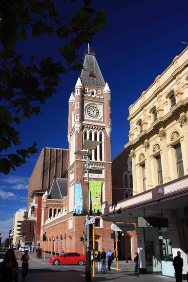 Ein paar ältere Gebäude sind in Perth zu finden