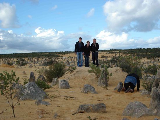 ..und das war der Brüller schlechthin: Alle wollten aufs Bild, nur Belli nich, die zieht es vor uns zu Füßen zu liegen (man auch garnich anders)  Jens und Bea, beide aus Berlin haben wir in Fremantle kennengelernt und sind dann bis Kununurra zusammen gereist. In Darwin werden wir uns in ein paar Tagen wieder sehen. Zwei echt liebe Leutchen...
