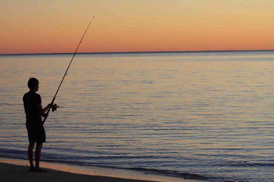 Jensi beim Fischen, Belli hat sich auch versucht und promt 2 gefangen 