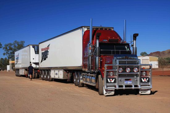Und die Road Trains erst. Im Outback sieht man sie ständig im Rückspiegel oder dann von hinten. Sie sind ziemlich flott unterwegs. Uns is es manchmal schon himmelangst geworden, wenn uns einer versucht hat zu überholen. Manche sehn richtig schick aus und können bis zu 5 von den Trailern ziehen. Insgesamt müßten sie dann eine Länge von etwa 60 m haben.