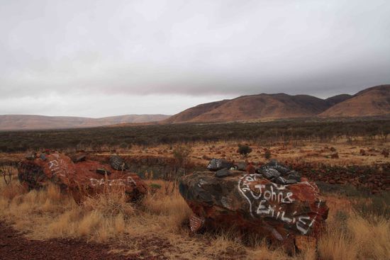 Unsere "privat Campgrounds" sind jede Nacht woanders, meistens jedenfalls. Dieser war eine Art Friedhof in der Nähe von Tom Price, namens Rip Lookout.