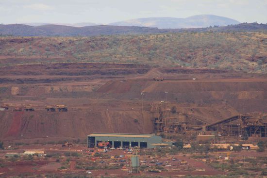 Blick auf die Eisenerzmine nahe Tom Price