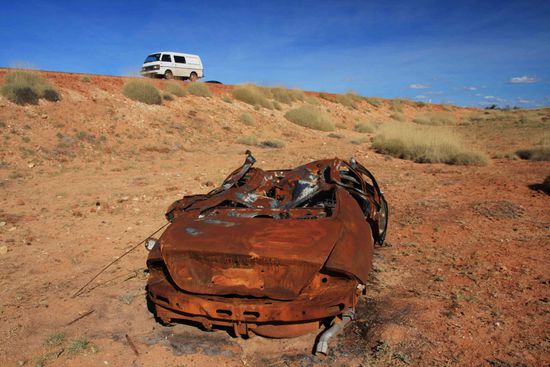 Ausgebrannte Autowracks sieht man des Öfteren am Straßenrand