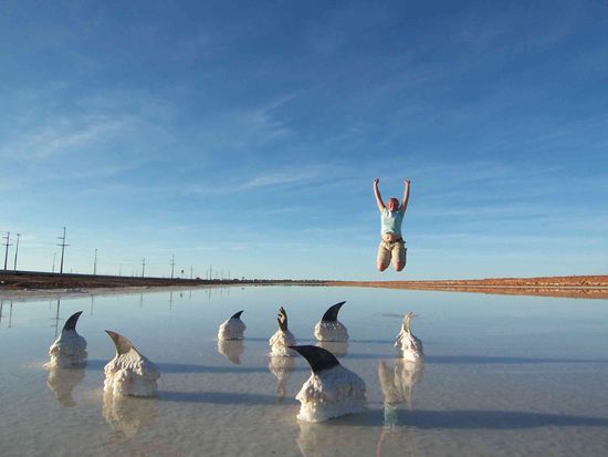 ich bin hier barfuss durch gelaufen, nachdem ich mir vorher die Beine rasiert hatte. Das hat vielleicht gebrannt. keine Ahnung wie hoch die Salzkonzentration war, wahrscheinlich 100 %.