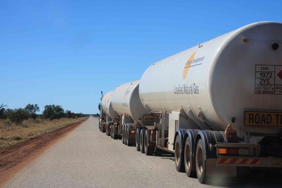 ....uns haben unzählige Roadtrains überholt. Wir sind auch nur mit 80 km/h durch die Gegend gegondelt. In und an Nemo hat immer alles gewackelt, als so ein Monstrum vorbeigefahren ist.