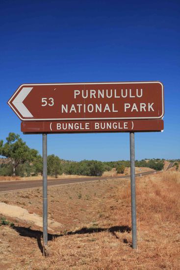 Die Bungle Bungles. Schöne Felsformation in den Kimberleys, die erst anfang der 80iger Jahre entdeckt und für den Rest der Welt zugänglich gemacht wurde. Den Aborigines sind die Bungles schon seit mehren 1000 Jahren bekannt und Bestandteil ihrer Kultur. (Bild siehe Wikipedia)