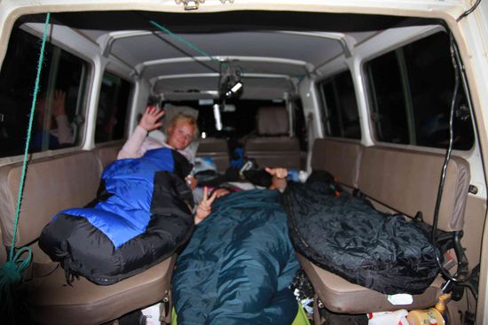 Wir haben gut geschlafen in unserem Landrover. Es war bisl eng, nur 40 cm. Außer Belli, die hatte bisl mehr Platz. Dafür dufte sie auch aufm Boden platznehmen...