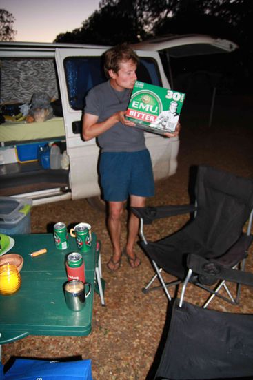 In Australien gibs nich Fosters und das trinken die Australier bekannterweise selbst garnicht. Kann die Sorten jetzt gar ncih alle aufzählen. Nur eins weiß ich bestimmt, Alkohol einschließlich Bier is hier so was von teuer. Da kann zum Anti-Alkoholiker werden - nich war Jensi 