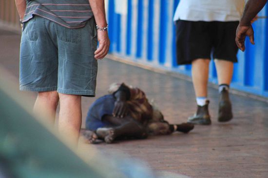 Das ist die traurige Seite der Aborigines: Alkohol!!!!!!! Das ist wirklich ein sehr großes Problem. Ich hab´s so oft erlebt! Alkohol ist der Killer der Aborigine Kultur.