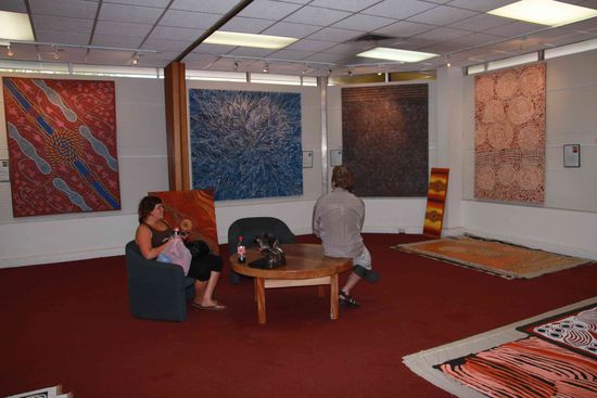 Belli in der Art Gallery beim Small Talk mit dem Galleristen 