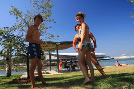 3 Schicke in der Lagune in Darwin. Anders kann man da nicht baden gehn, da Box Jelly Fish und die Stingers fast das ganze Jahr die Gewässer unsicher machen. Die Krokos hab ich ganz vergessen!