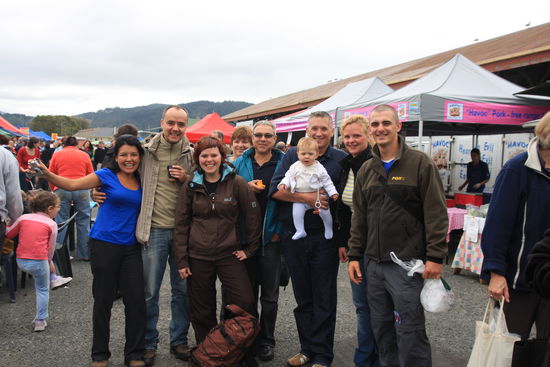 Aufm Bio-Markt in Dunedin. Die Leute sind einfach so freundlich.... Zu uns gehören: Belli kennt ihr ja), John(rechts außen), Claudia+Udo (links außen) und ich (neben John).