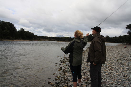 Ich beim Angeln. Belli hat´s auch versucht. Gefangen haben wir beide nix, John übrigens auch nicht...