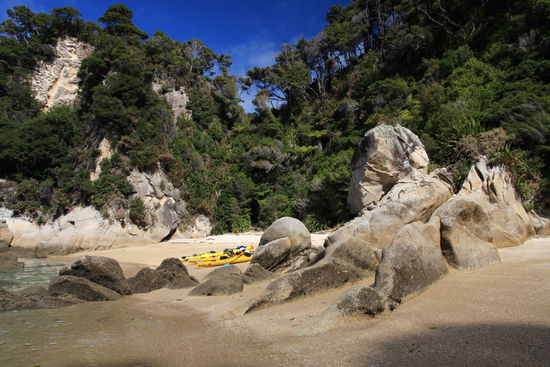 Übrigens... einige Parts von "The Beach" wurden in NZ abgedreht...ganz oben auf der Nordinsel, also nicht nur in Thailand.
