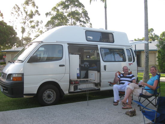 Grobi ganz gesittet auf dem Campingplatz.