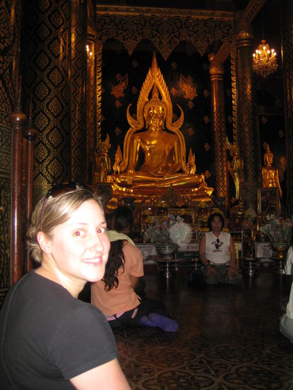 Denise beim Buddha