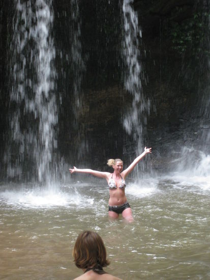Abkeuhlung am Wasserfall