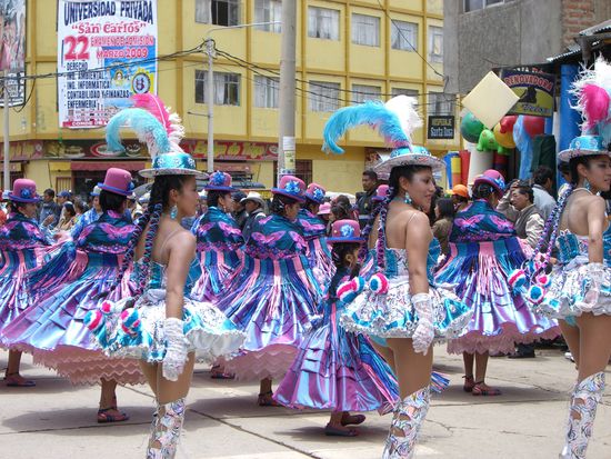 Typisches Kostuem der Frauen (Farbe variiert), alle tanzen immer denselben Schritt durch die ganze Stadt, von morgens bis abends, mehrere Tage lang!