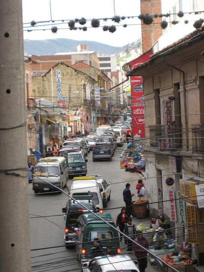Blick aus unserem Hotelzimmer auf die Strassen von La Paz (man beachte die Stromkabel!)