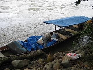 Unser Boot auf dem reissenden Fluss (den man leider nicht sehen kann...)