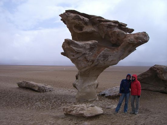 Der vielfotografierte "Árbol de Piedra", ein Baum aus Stein
(An unserer Kleidung kann man die Temperatur erahnen...und mitten im Bild auch eine Schneeflocke!)