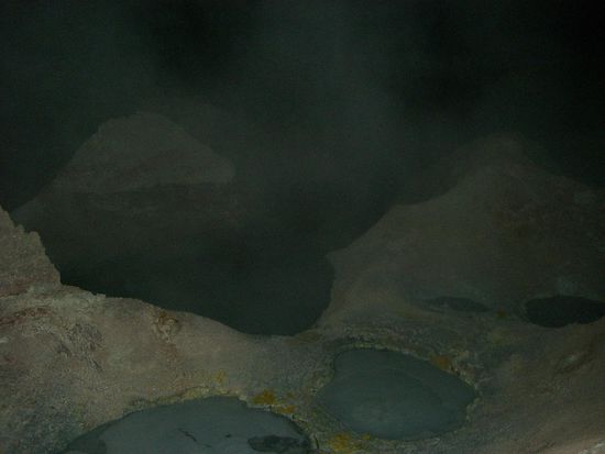 Schlammige brodelnde, stinkende Geysire