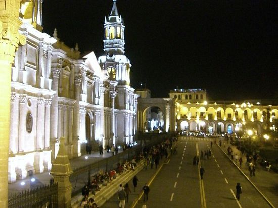 Blick auf die angestrahlte Kathedrale