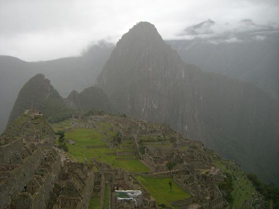 Blick auf Machu Picchu bei Nebel (im Hintergrund erkennt man das liegende Profil eines Inkas)