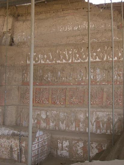 Tempelfassade, bei der man die uebereinander gebauten Tempel erkennen kann